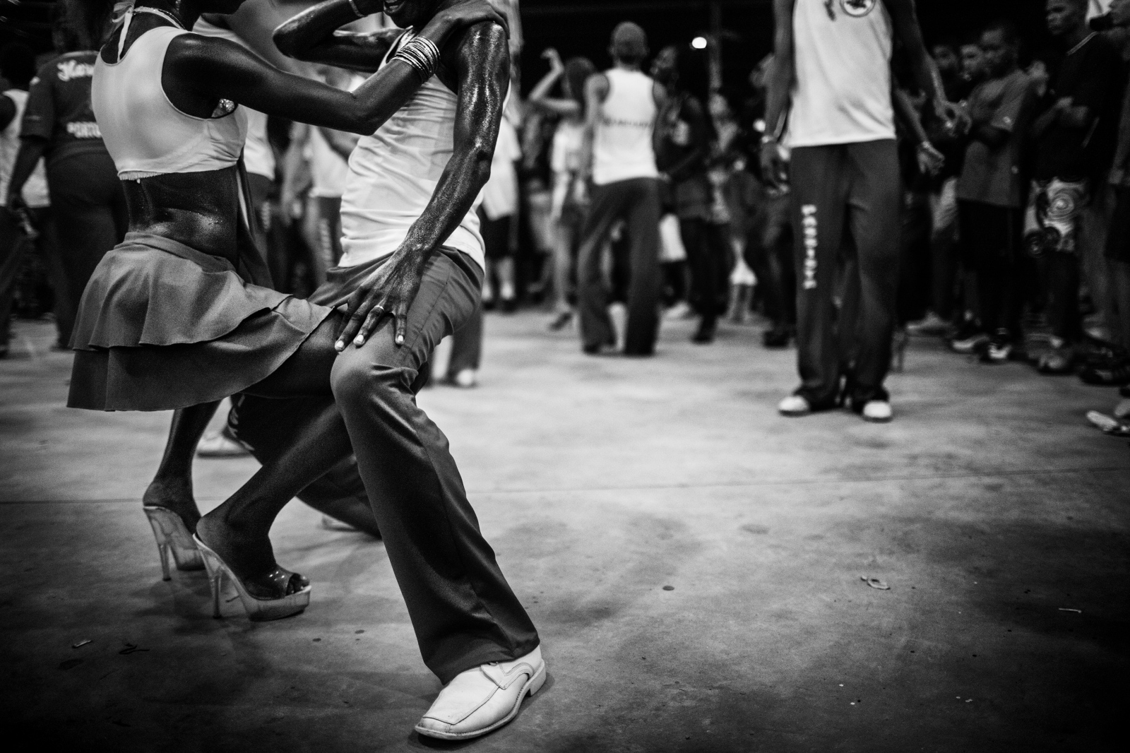 танцы негров с девушками (120) фото