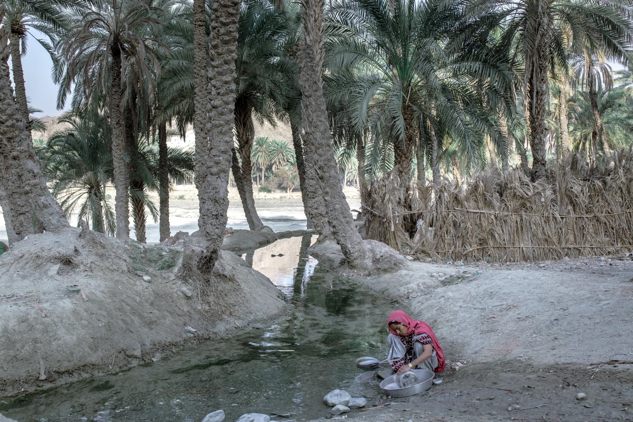 IN THE DESERT OF WETLANDS -   Sahra,19, mother of 2 children, washes the dishes in...