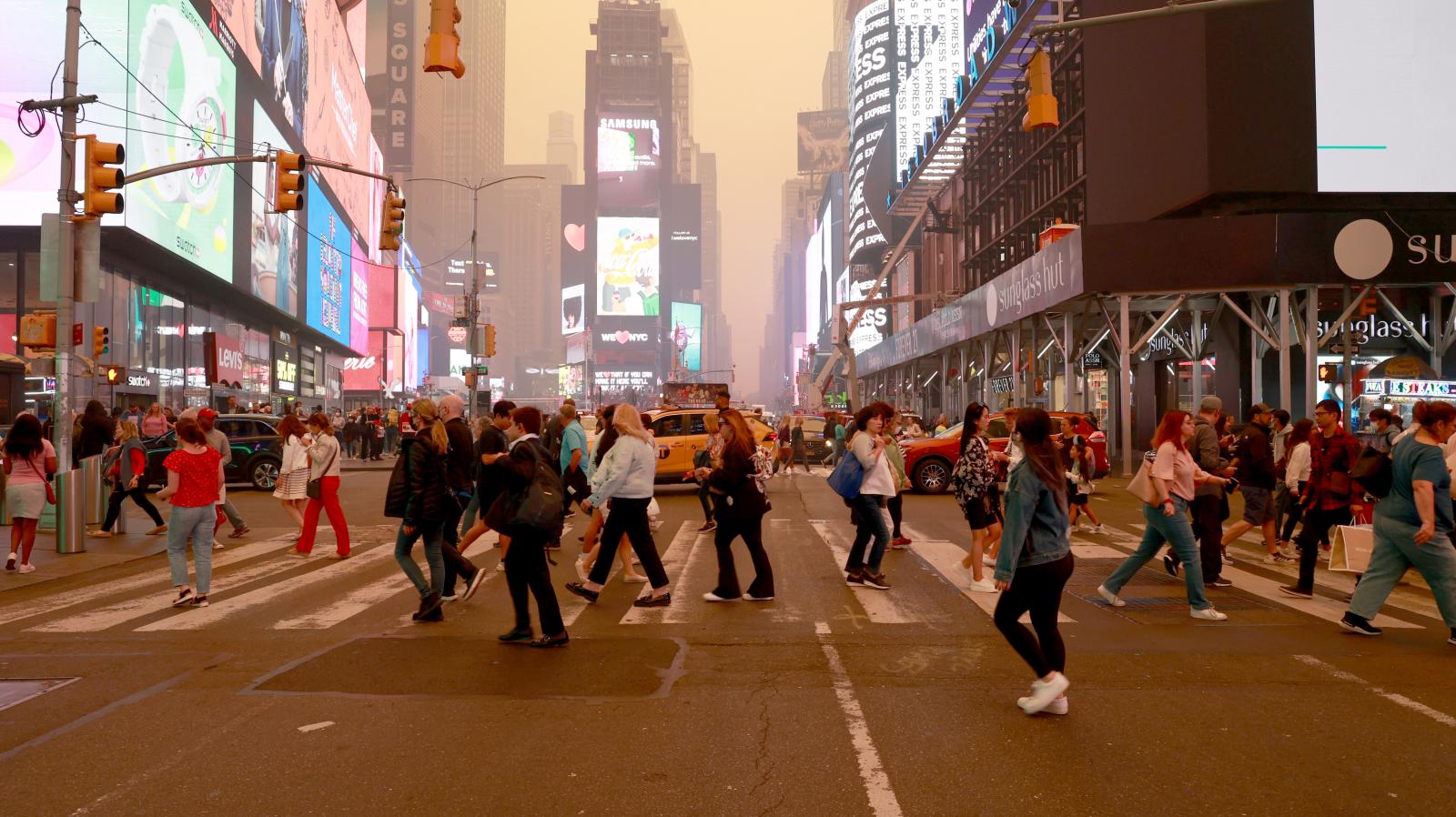 New York City enveloped by Canadian wildfires smoke | Buy this image