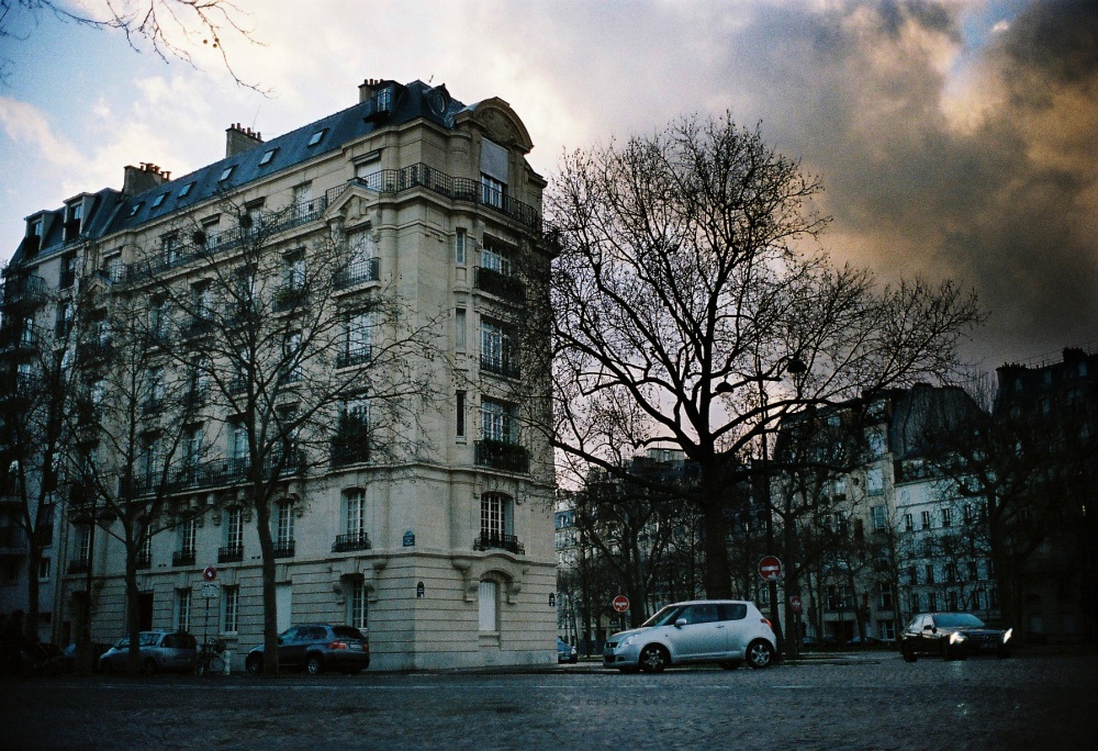 This building was built in 1901...se". Paris, December 2013.