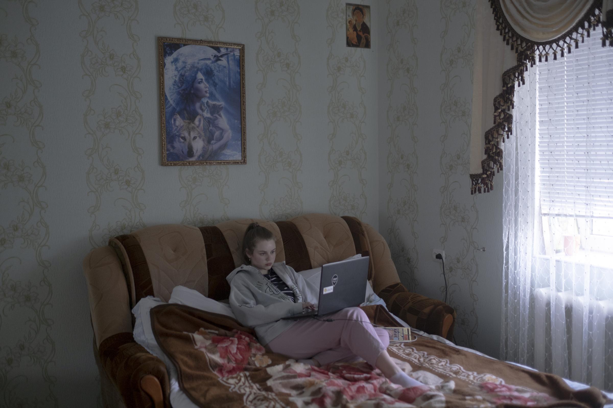 Moldovans who sheltered Ukrainian refugees at home - Karina is trying to study online.