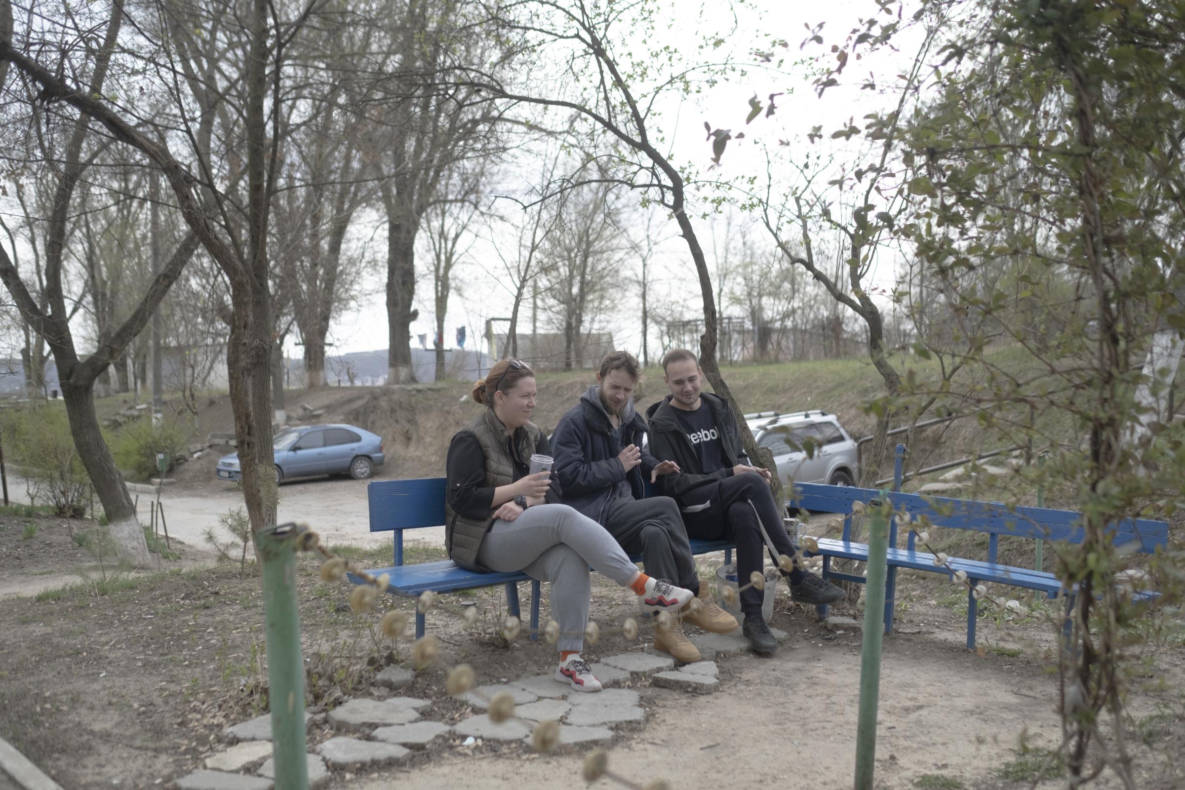 Moldovans who sheltered Ukrainian refugees at home - Katya is smoking in the yard with Kolya and his friend.