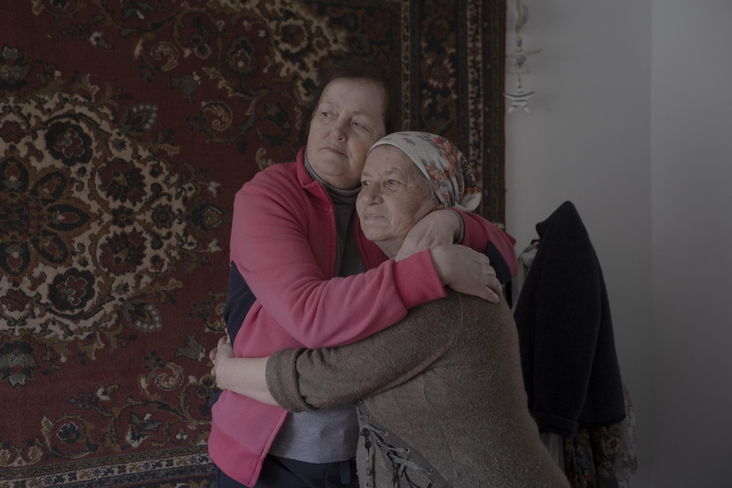Moldovans who sheltered Ukrainian refugees at home - Galina Anatolyevna and Larisa.