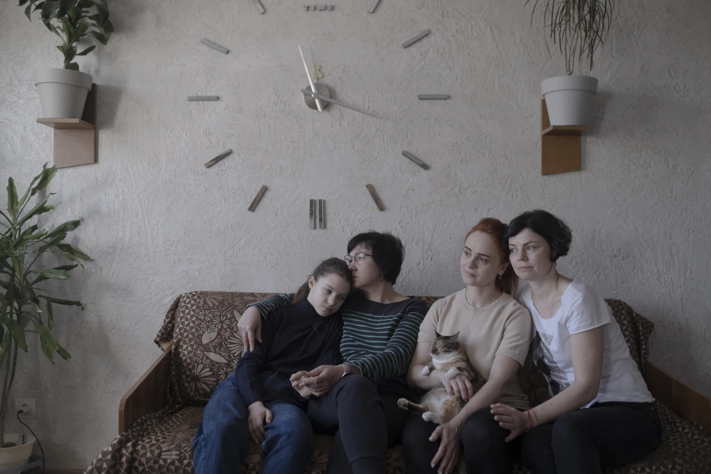Moldovans who sheltered Ukrainian refugees at home - Olgya with her daughter Liza, Katya and Svetlana.