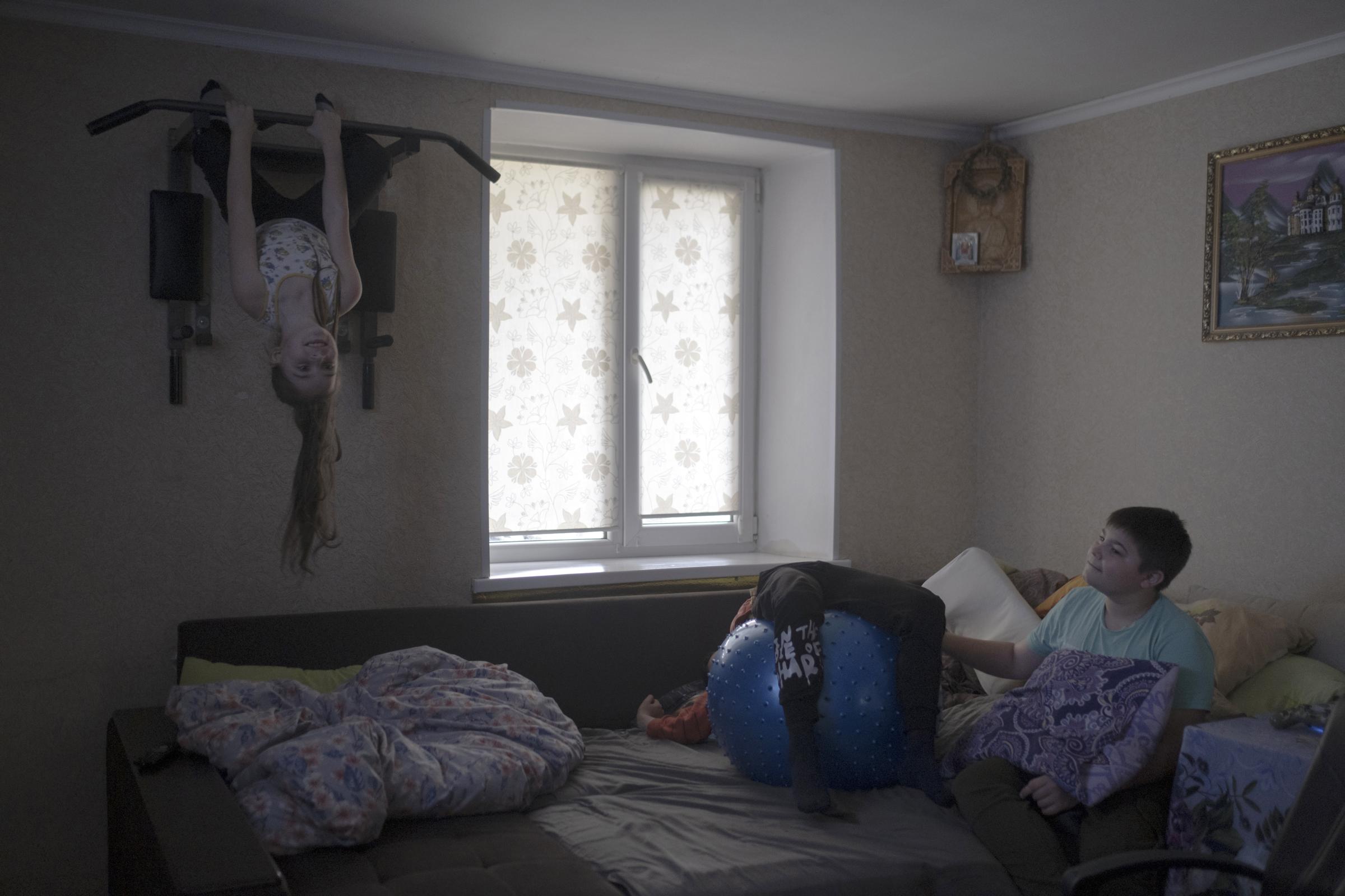Moldovans who sheltered Ukrainian refugees at home - Children are exercising in their room.
