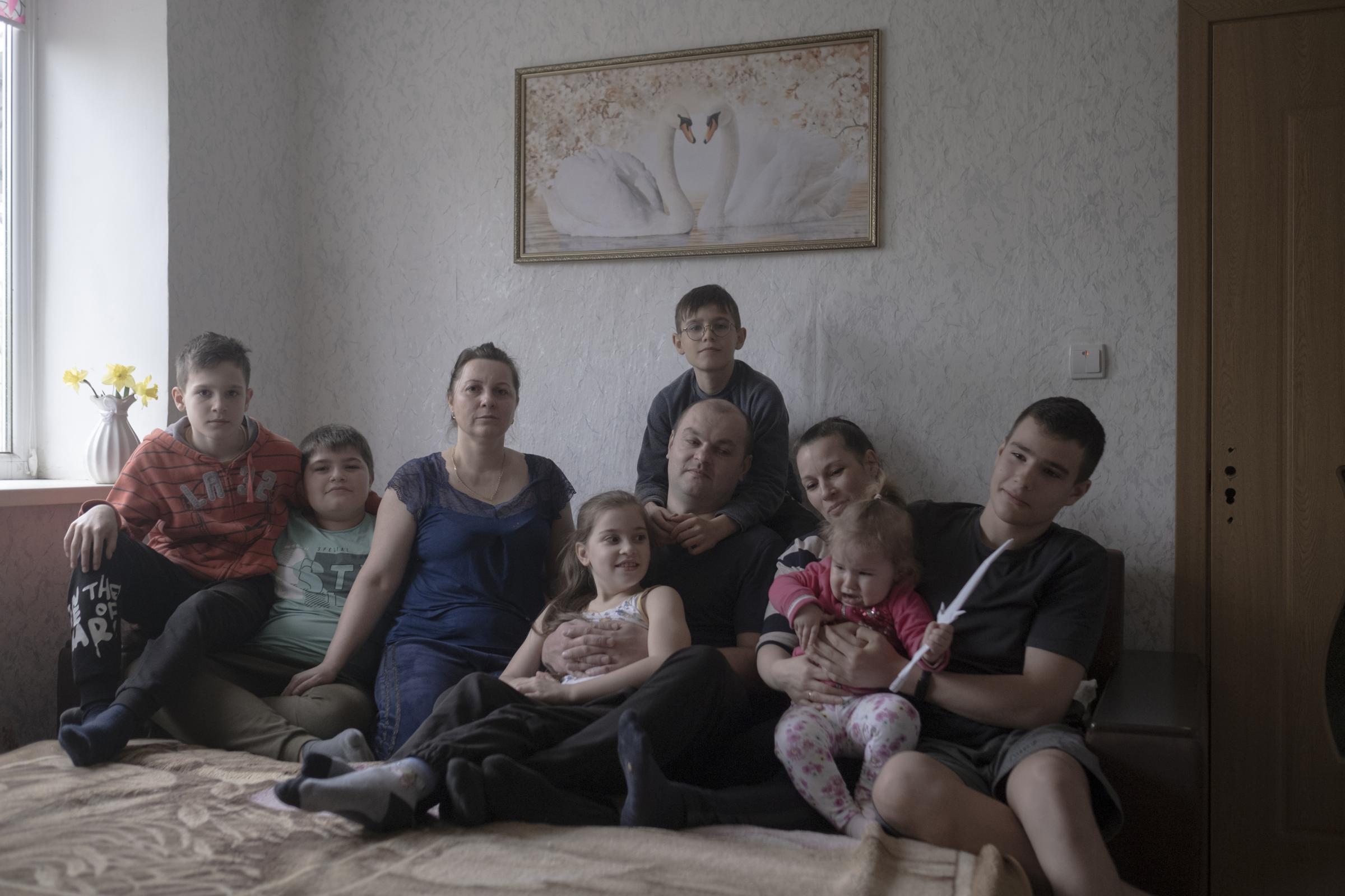Moldovans who sheltered Ukrainian refugees at home - Family portrait.
