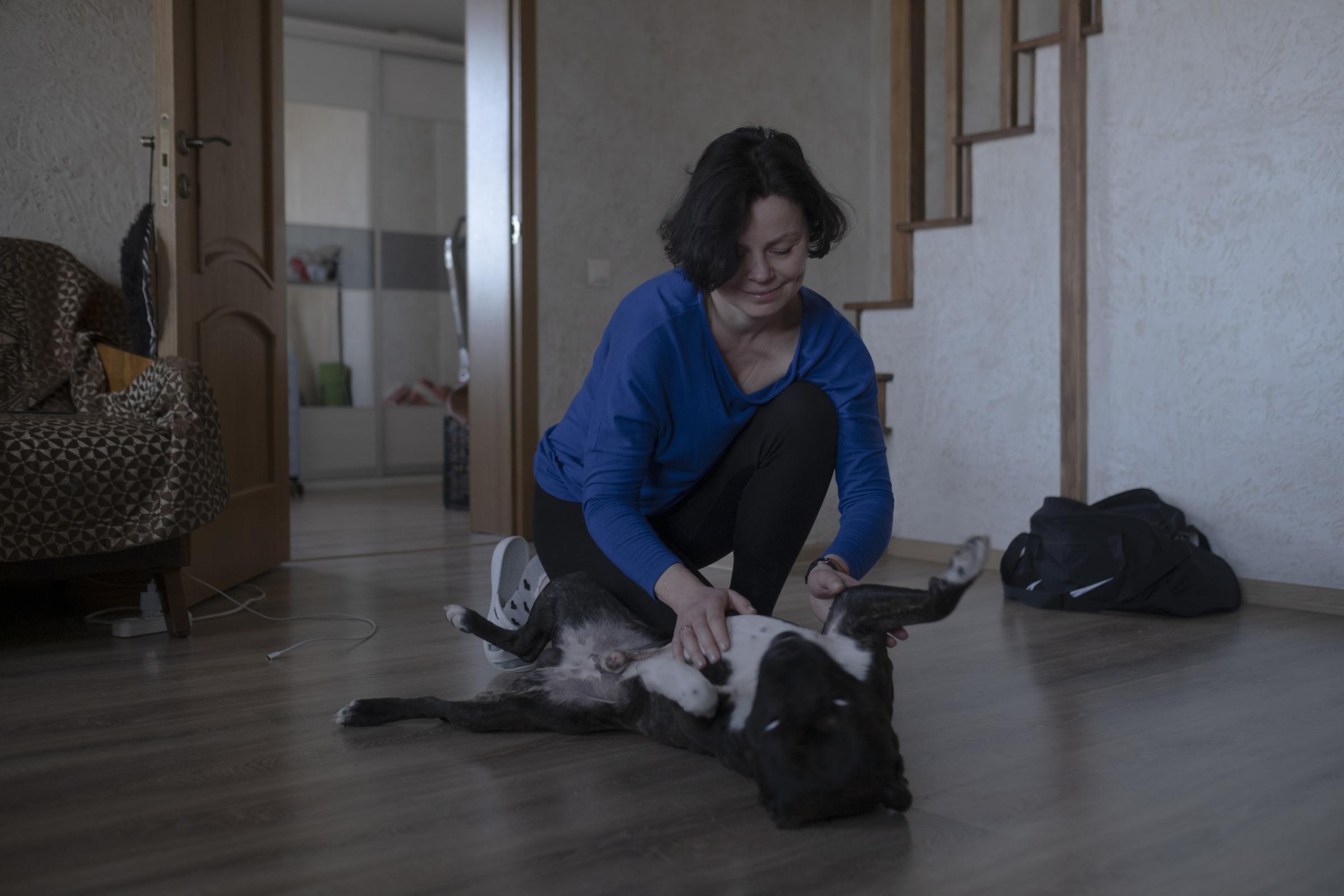 Moldovans who sheltered Ukrainian refugees at home - Svetlana is playing with Archie.