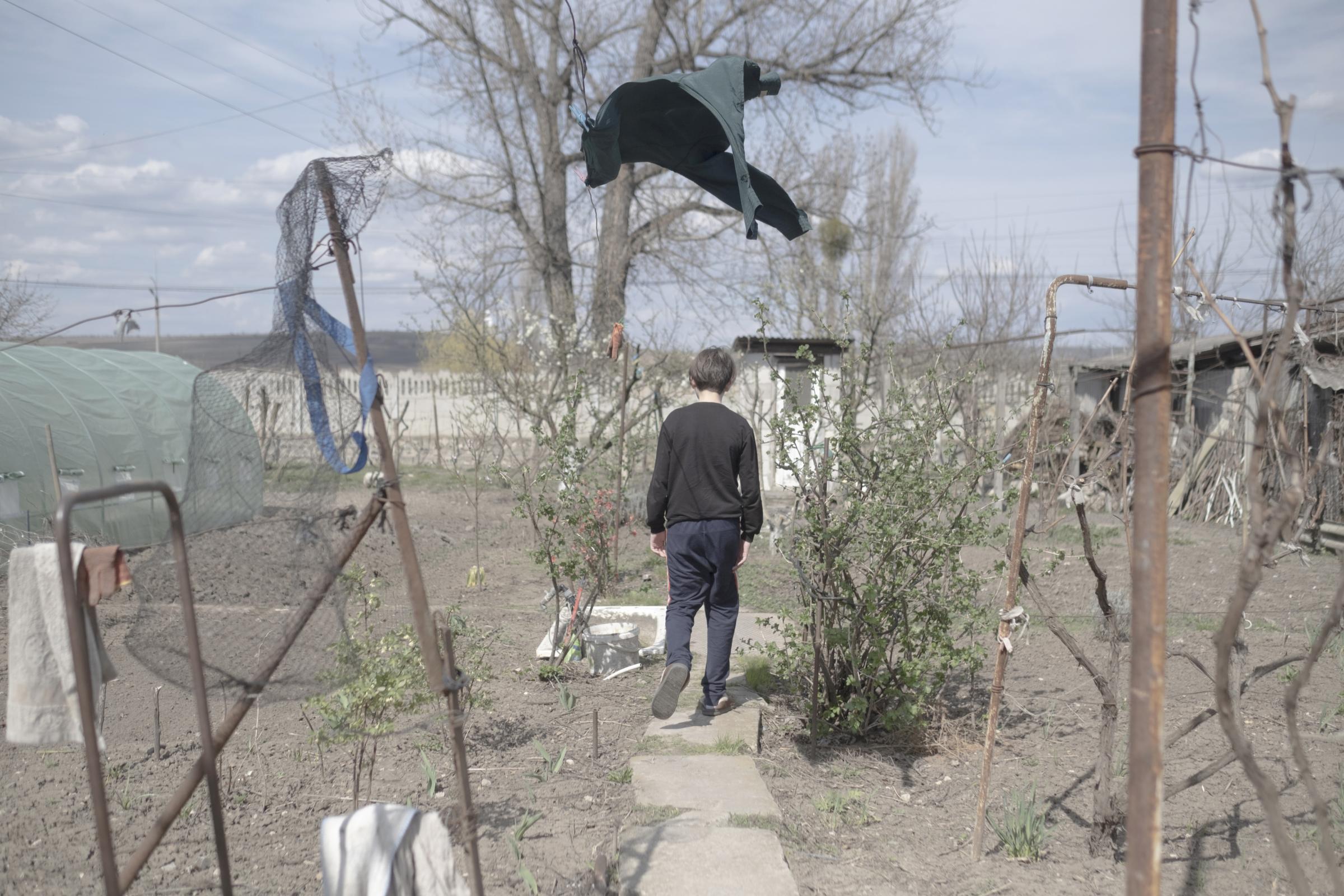 Moldovans who sheltered Ukrainian refugees at home - Yarik in the garden.