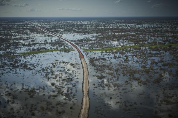 BBC NEWS ONLINE : South Sudan floods: Fleeing Nile waters to a minefield - The flooded landscape of Bentiu is visible from the air. In Bentiu, record flooding for four...