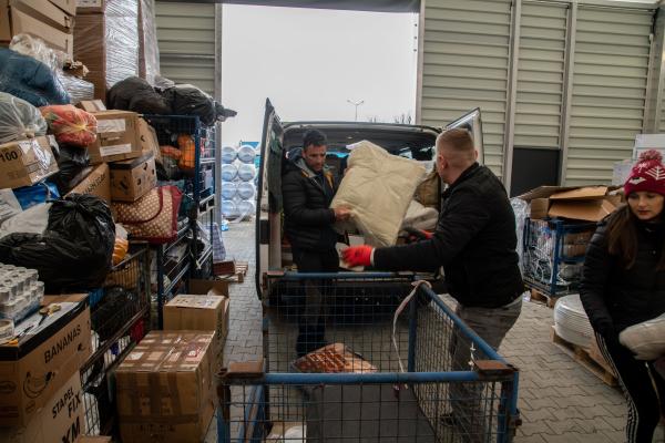Przemsyl - Milan - From Milan to refugee centers in Poland on the border with Ukraine - We unload the aid we brought from Italy to the Przemysl shopping center collection center ____...