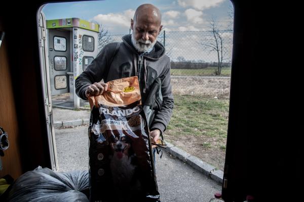 Przemsyl - Milan - From Milan to refugee centers in Poland on the border with Ukraine - Nicola traveling from Mantua to Krakow with a camper full of other help. There is also pet food....