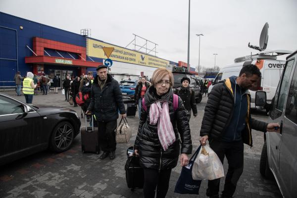 Przemsyl - Milan - From Milan to refugee centers in Poland on the border with Ukraine - The Ukrainian refugees that we will take to Italy are heading towards our vans. _____ I profughi...