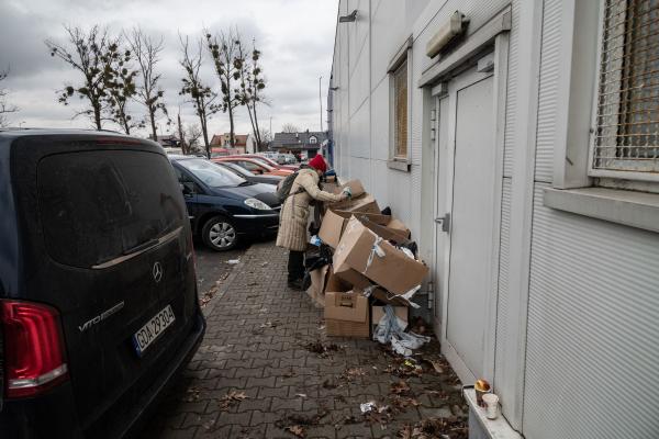 Przemsyl - Milan - From Milan to refugee centers in Poland on the border with Ukraine - A woman found a wool sweater among the abandoned boxes full of clothes in the parking lot of the...