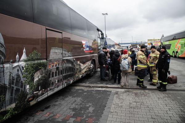 Przemsyl - Milan - From Milan to refugee centers in Poland on the border with Ukraine - Ukrainian refugees waiting to get on a bus that will take them to Italy ____ Rifugiati Ucraini in...