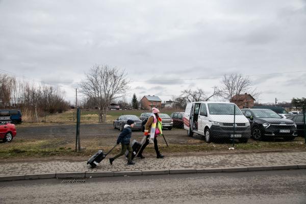 Przemsyl - Milan - From Milan to refugee centers in Poland on the border with Ukraine - A young Ukraine on the phone to coordinate with those who have to recover it who are waiting for...