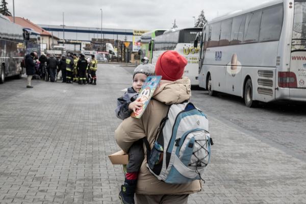 Przemsyl - Milan - From Milan to refugee centers in Poland on the border with Ukraine - A refugee with a little girl reaches a bus to leave the center of Przemysl Una rifugiata con una...