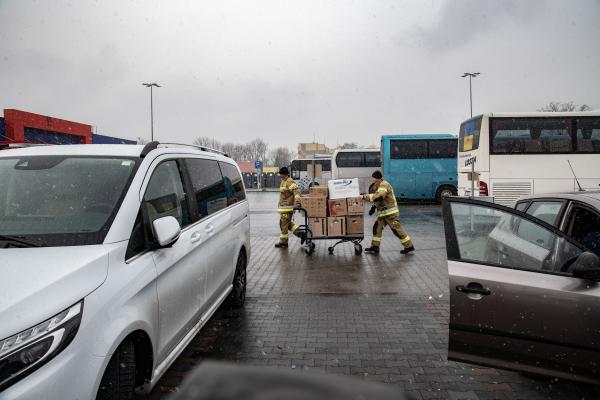 Przemsyl - Milan - From Milan to refugee centers in Poland on the border with Ukraine - Volunteers sort the aid that arrives at the Przemysl shopping center with the various convoys....