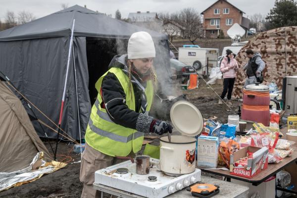Przemsyl - Milan - From Milan to refugee centers in Poland on the border with Ukraine - Volunteer cooks hot meals for those who cross the border Volontaria prepara pasti caldi per chi...