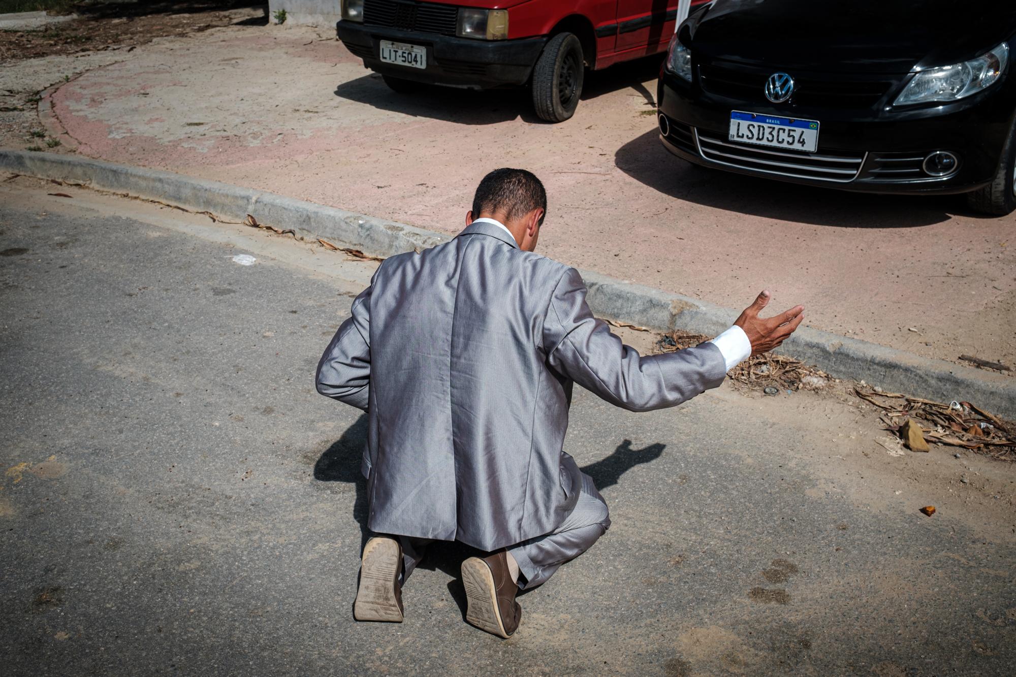 Nós por Nós - An evangelical pastor stops to pray after a visit to the...