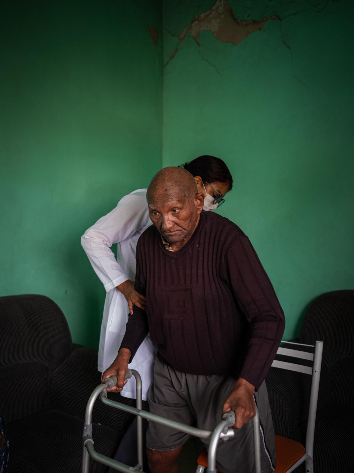 Nós por Nós - Manoel, 93, receives in-home physiotherapy from local...