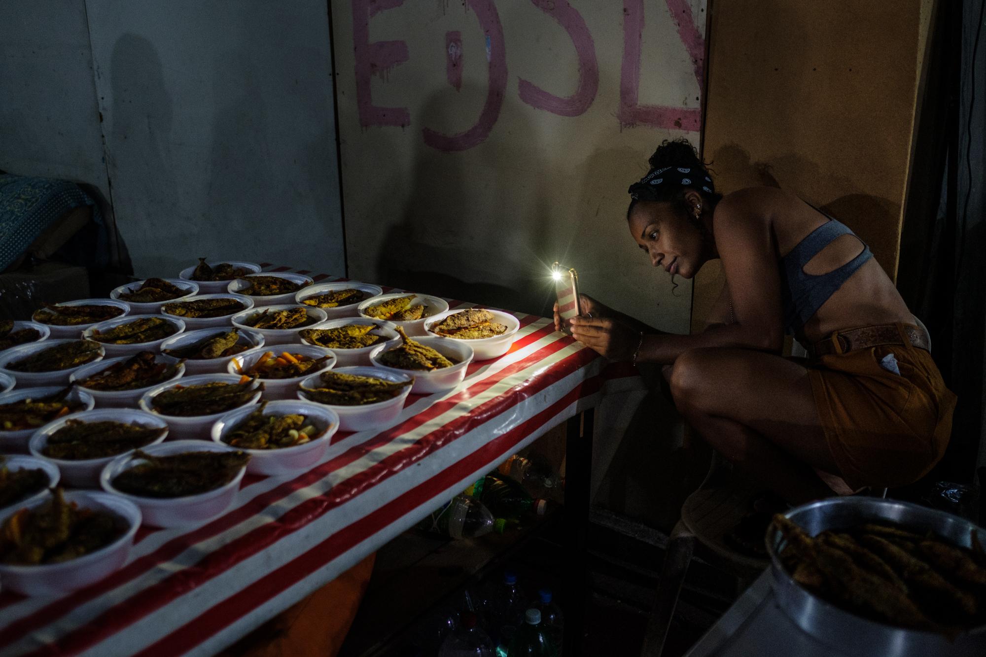 Nós por Nós - Carmen França, 33, takes pictures of donated meals...
