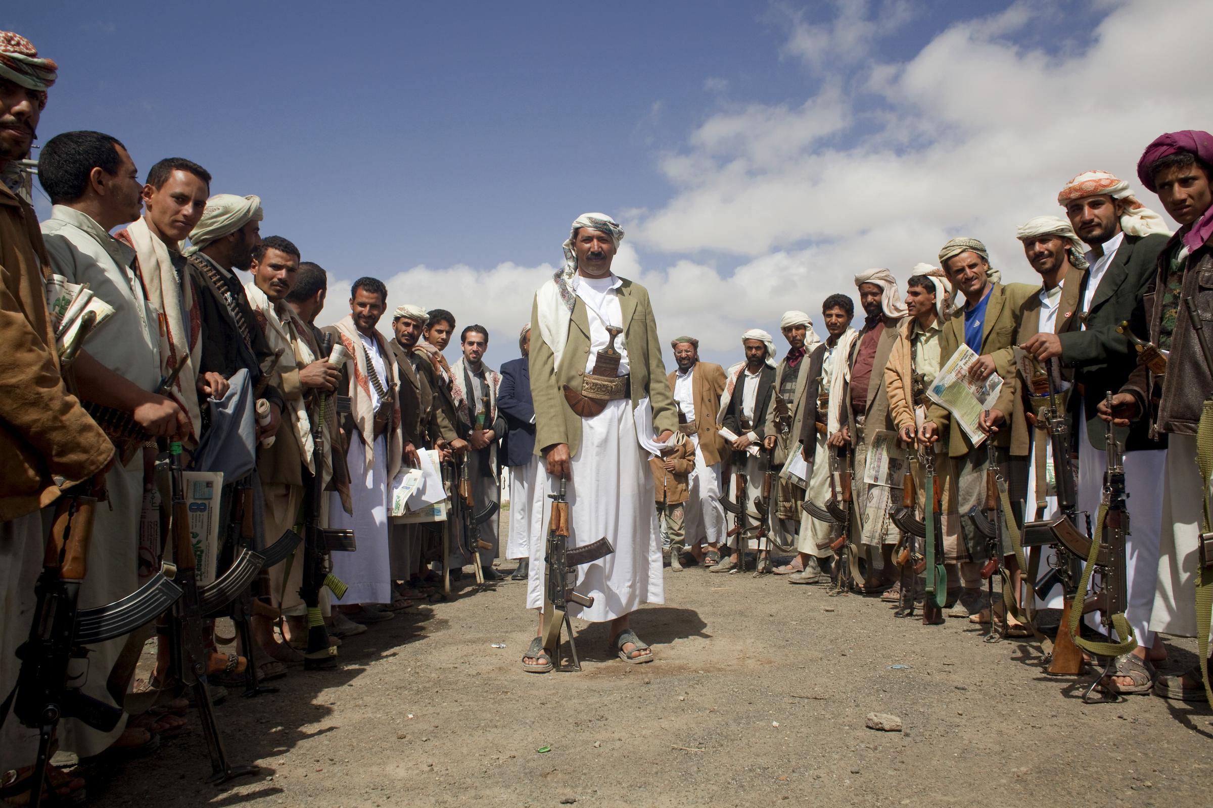 Yemen 2007_2017 - Une cinquantaine de kabili (hommes de tribus) issus de 2...