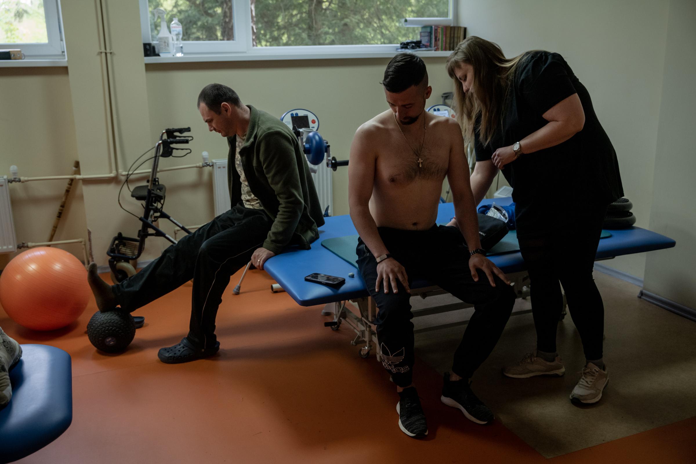 The Hidden Trauma of Ukraine's Soldiers - Ukrainian soldiers were assisted by a physical therapist...