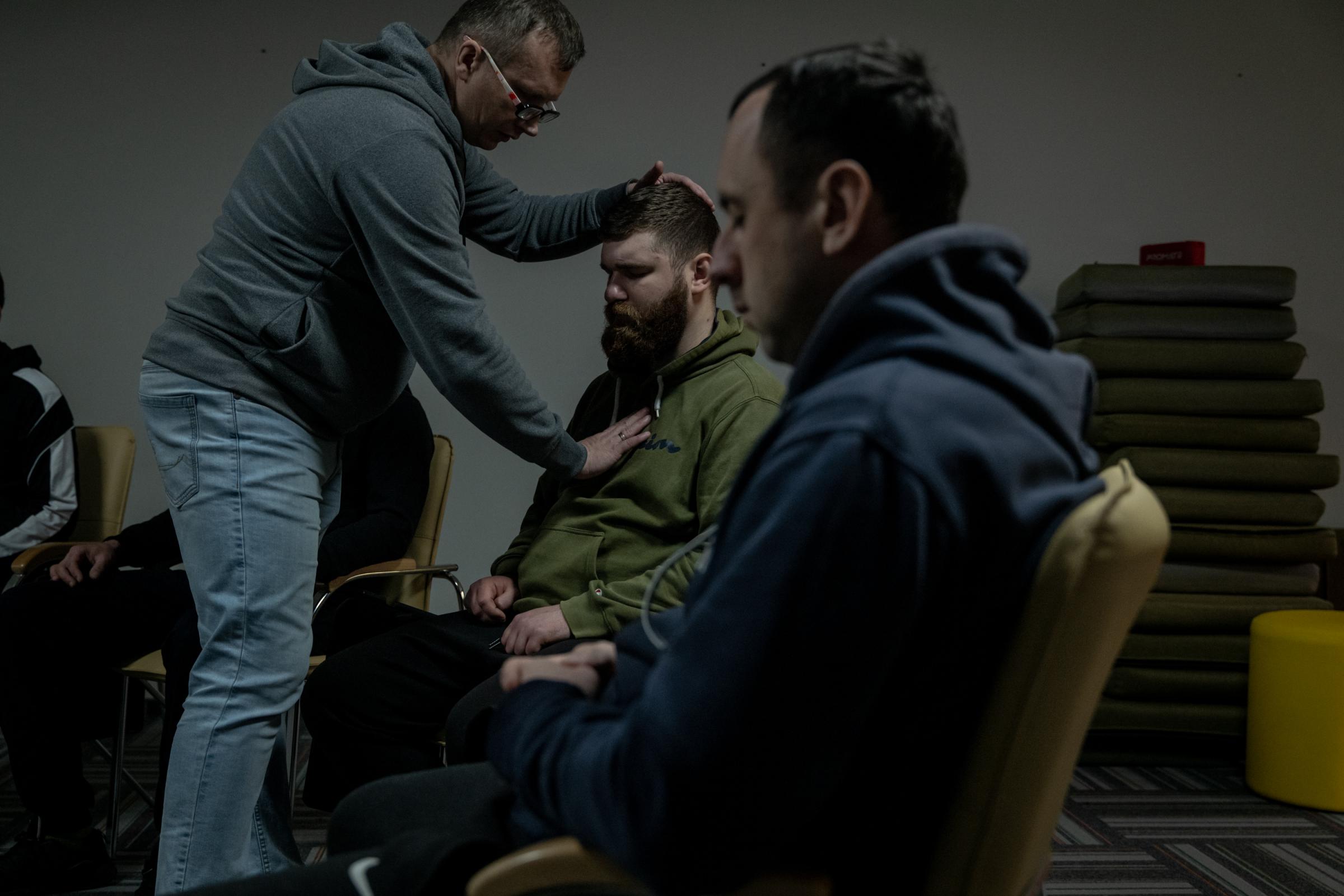 The Hidden Trauma of Ukraine's Soldiers - Ukrainian soldiers are seen during a group therapy...