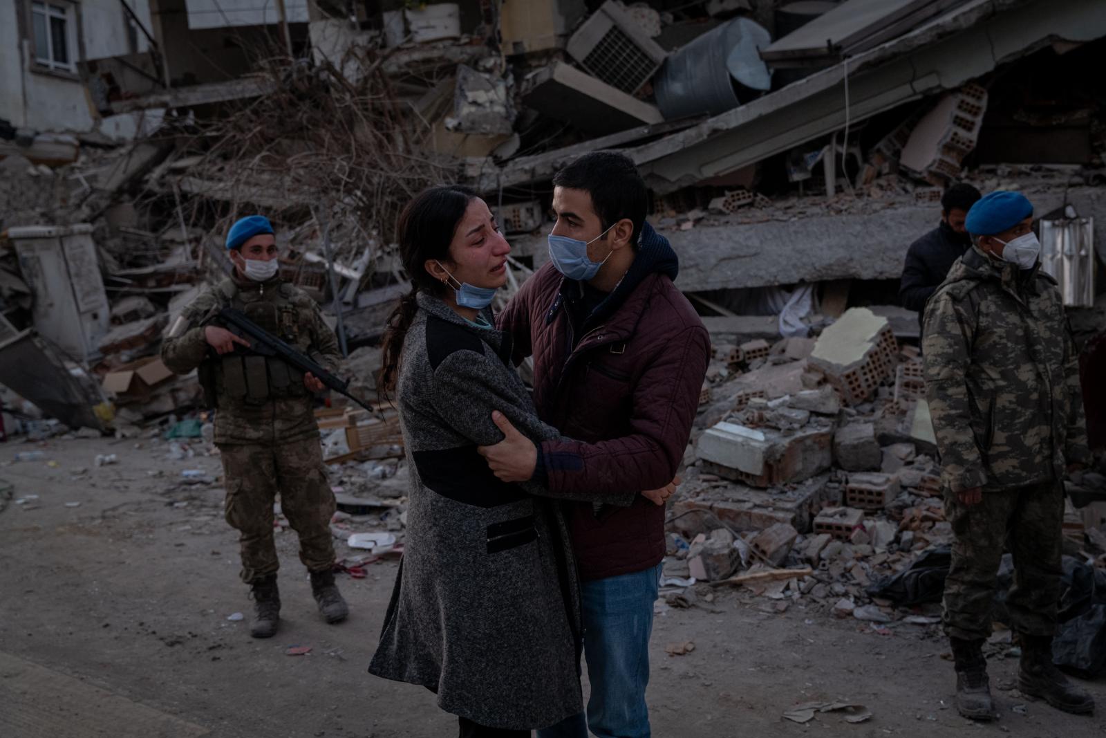 A woman was comforted by a rela...000 people in Turkey and Syria.