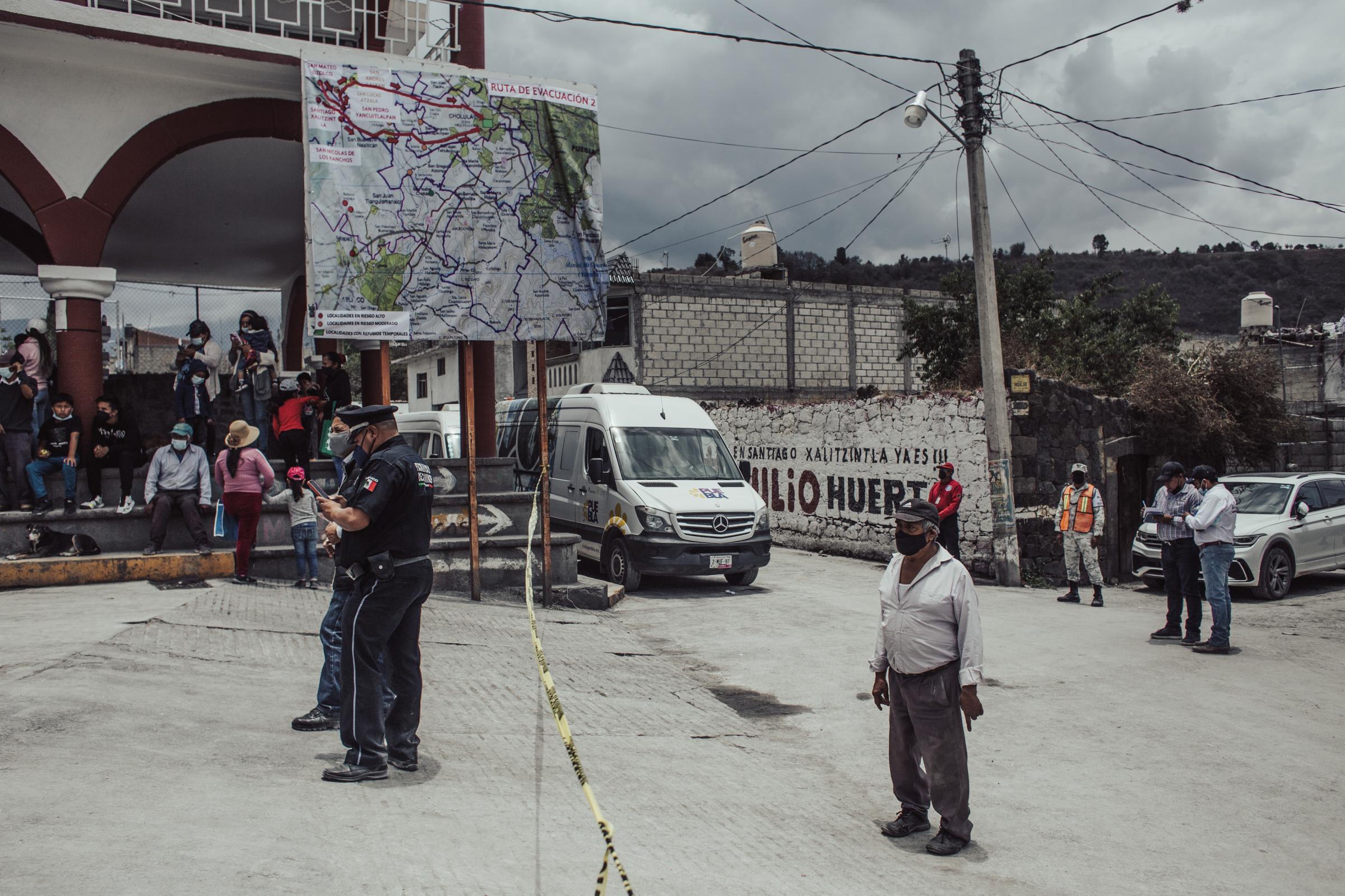 Bloomberg News - Popocatépetl Volcano May 23' - Citizens and municipal police in front of the signaling...