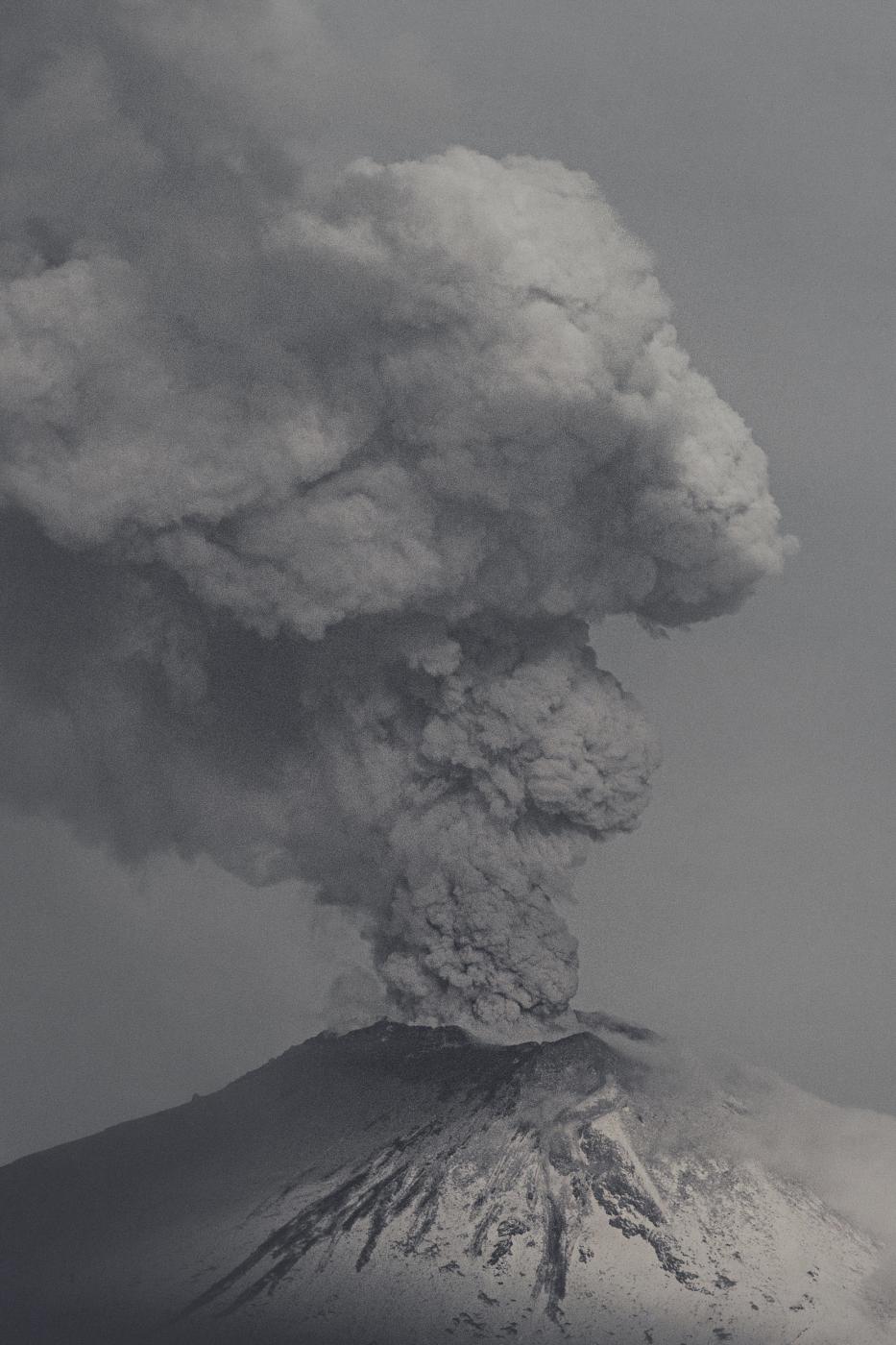 Popocatepetl volcano spewing a ...pher: Koral Carballo/Bloomberg 