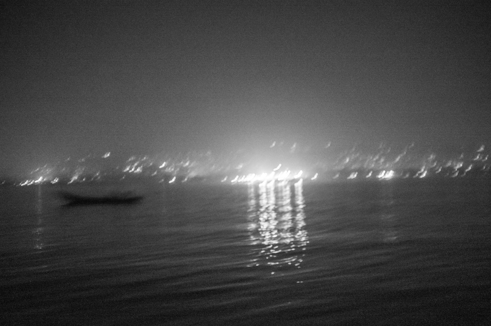 vista nocturona de freetown desde el ferry