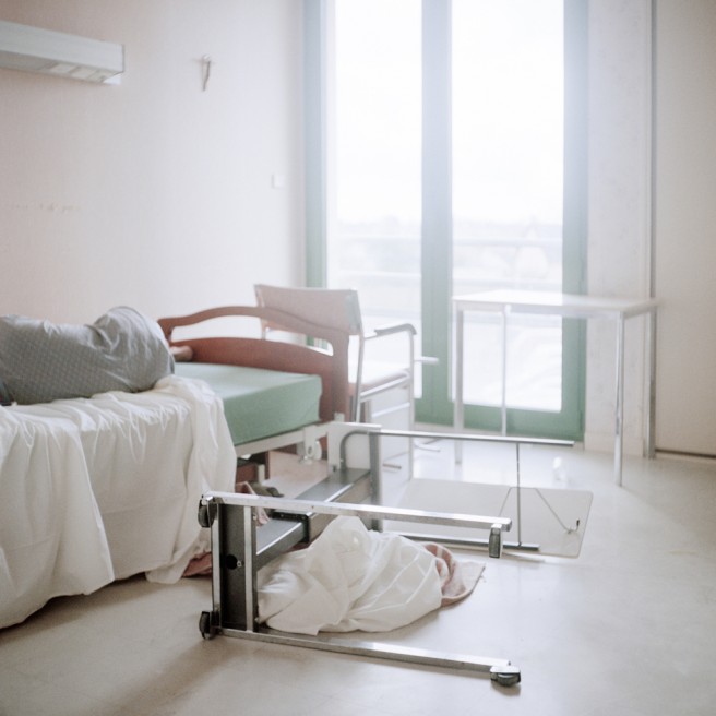 7 A.M: residentâ€™s room in ward.