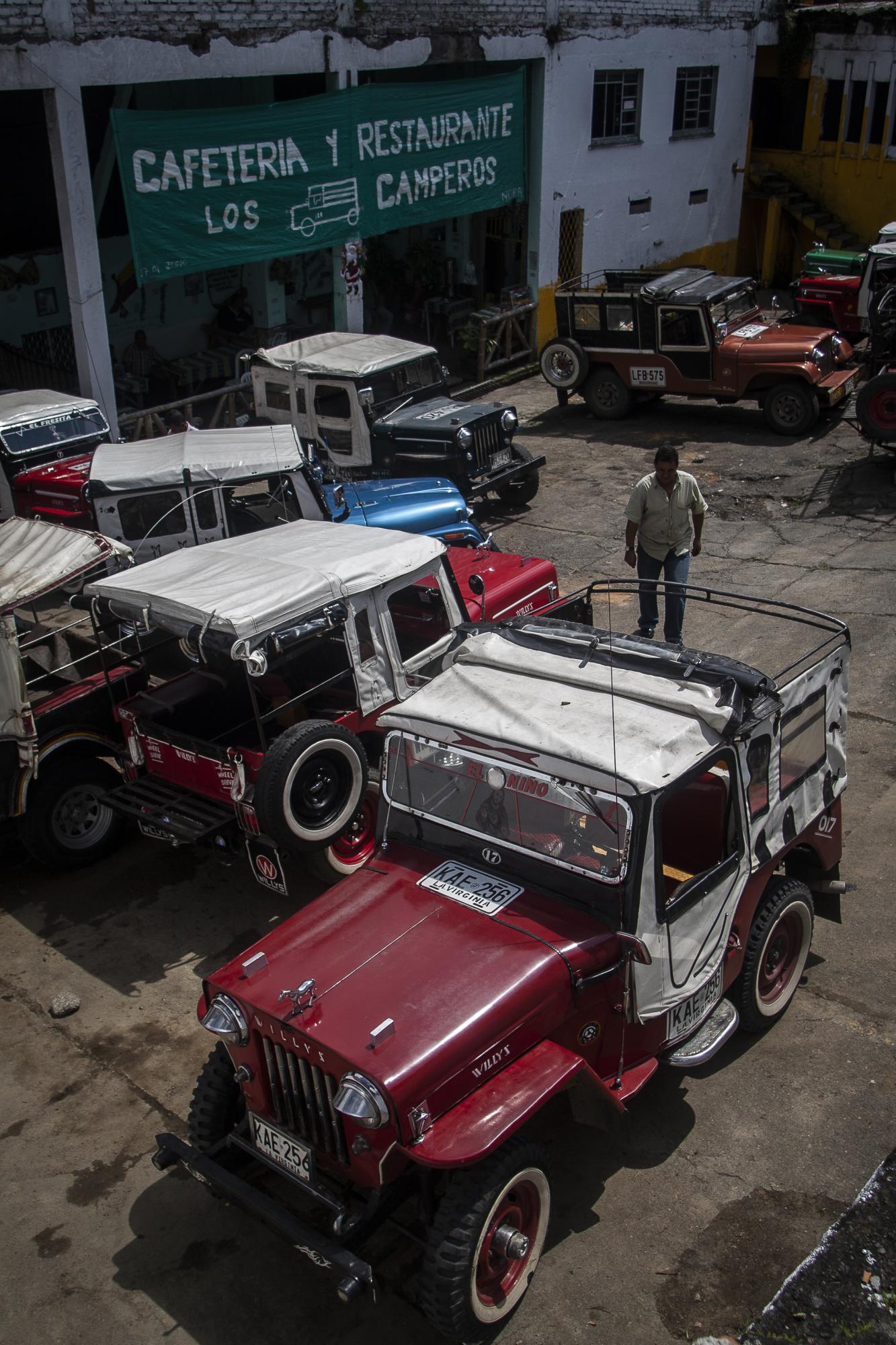 Jeepao, conquering mountains - paisaje de jeeps parqueados