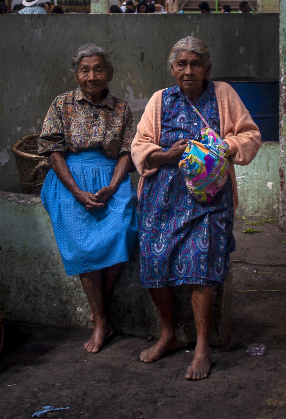 Dos señoras en el mercado