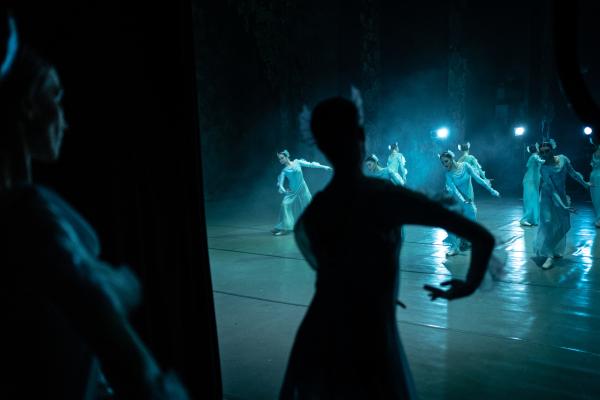 Image from Russian-Ukrainian War - Dancers performing 