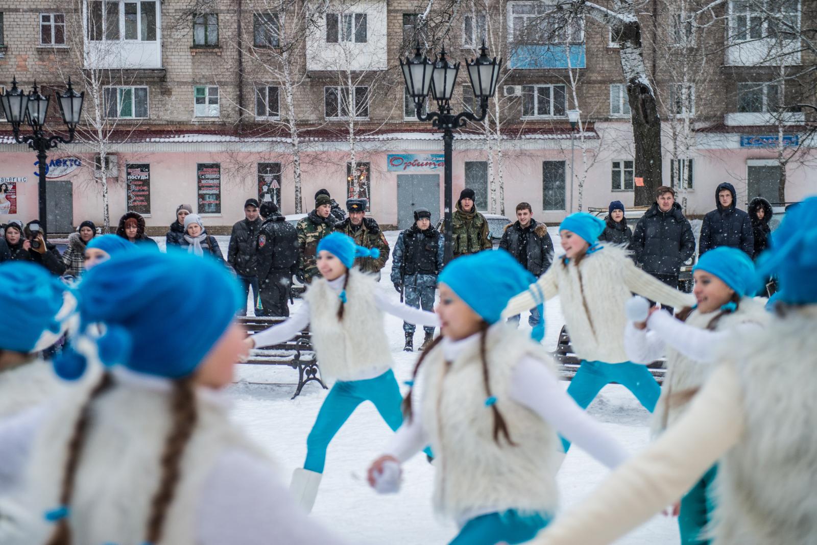 Members of Russian proxy milita...square of Khartsyzsk, Ukraine. 