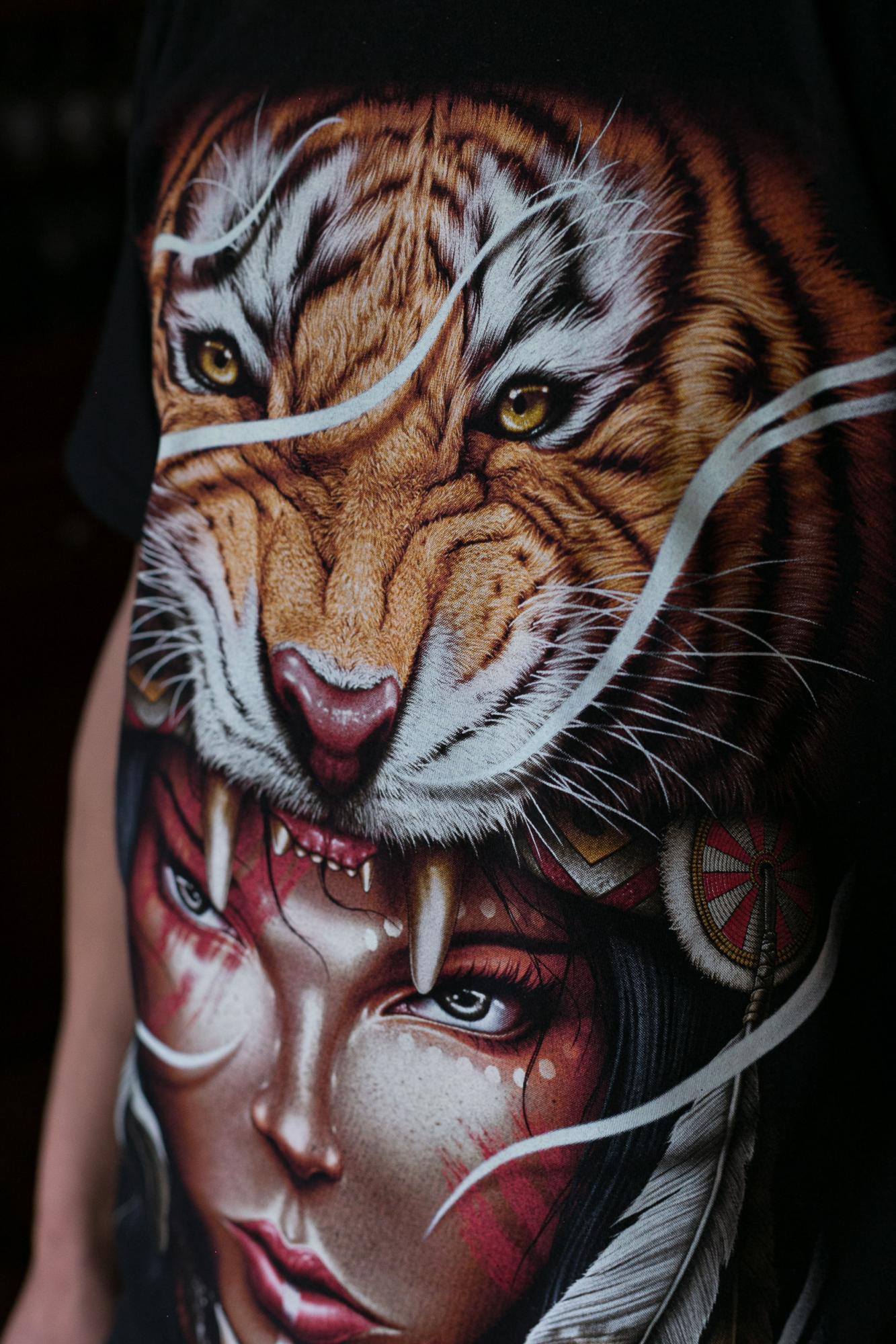 Return to China? Xing would rather die in the jungle - T-shirt of a Chinese migrant. The tiger is associated...