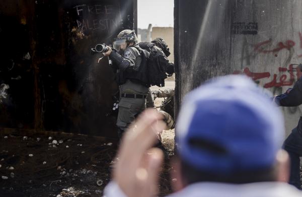 Image from Wire - Un mimbro del 'Magav'(  policía de fronteras) dispara gas...