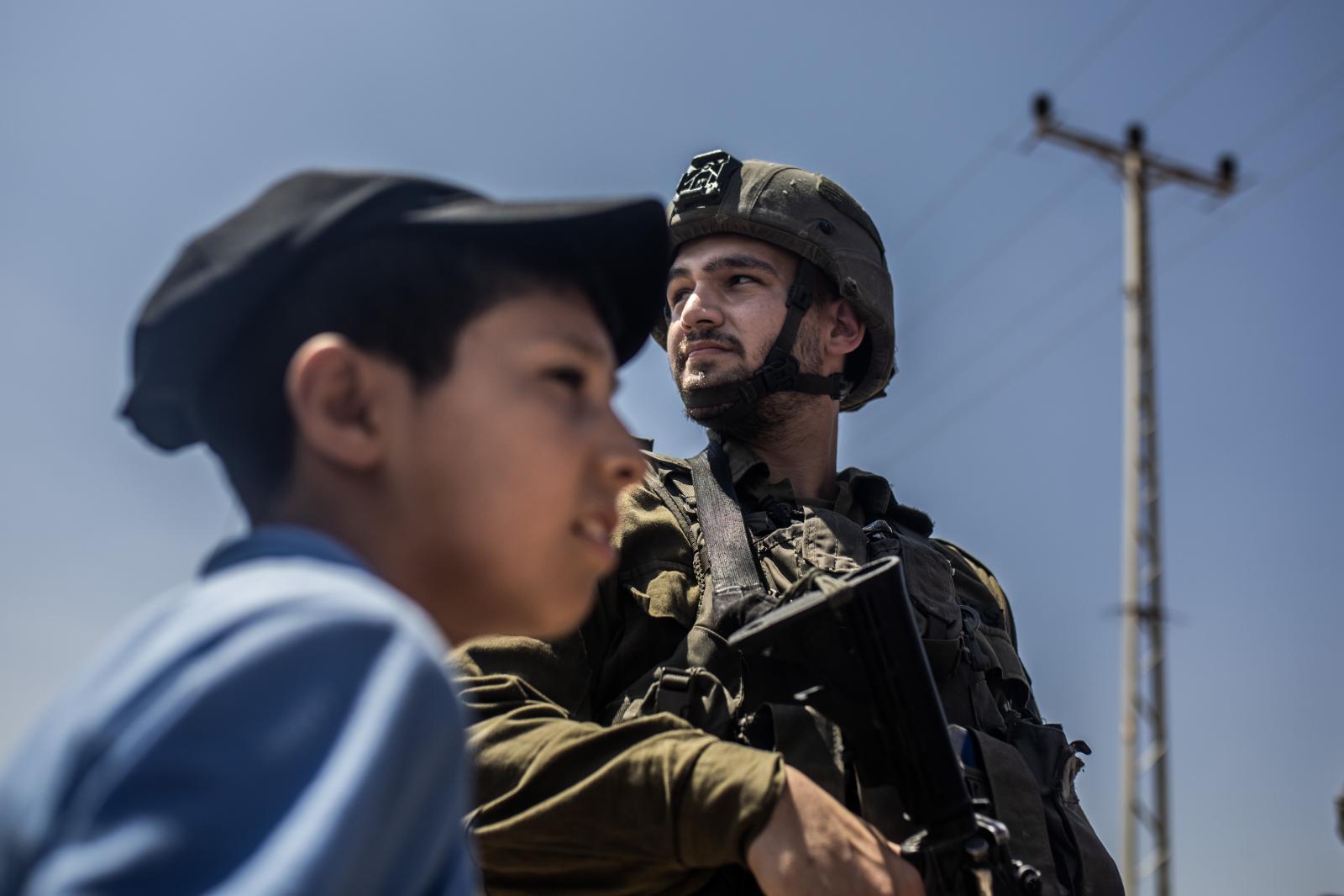Triangle of fire - Un niño palestino frente a un soldado...