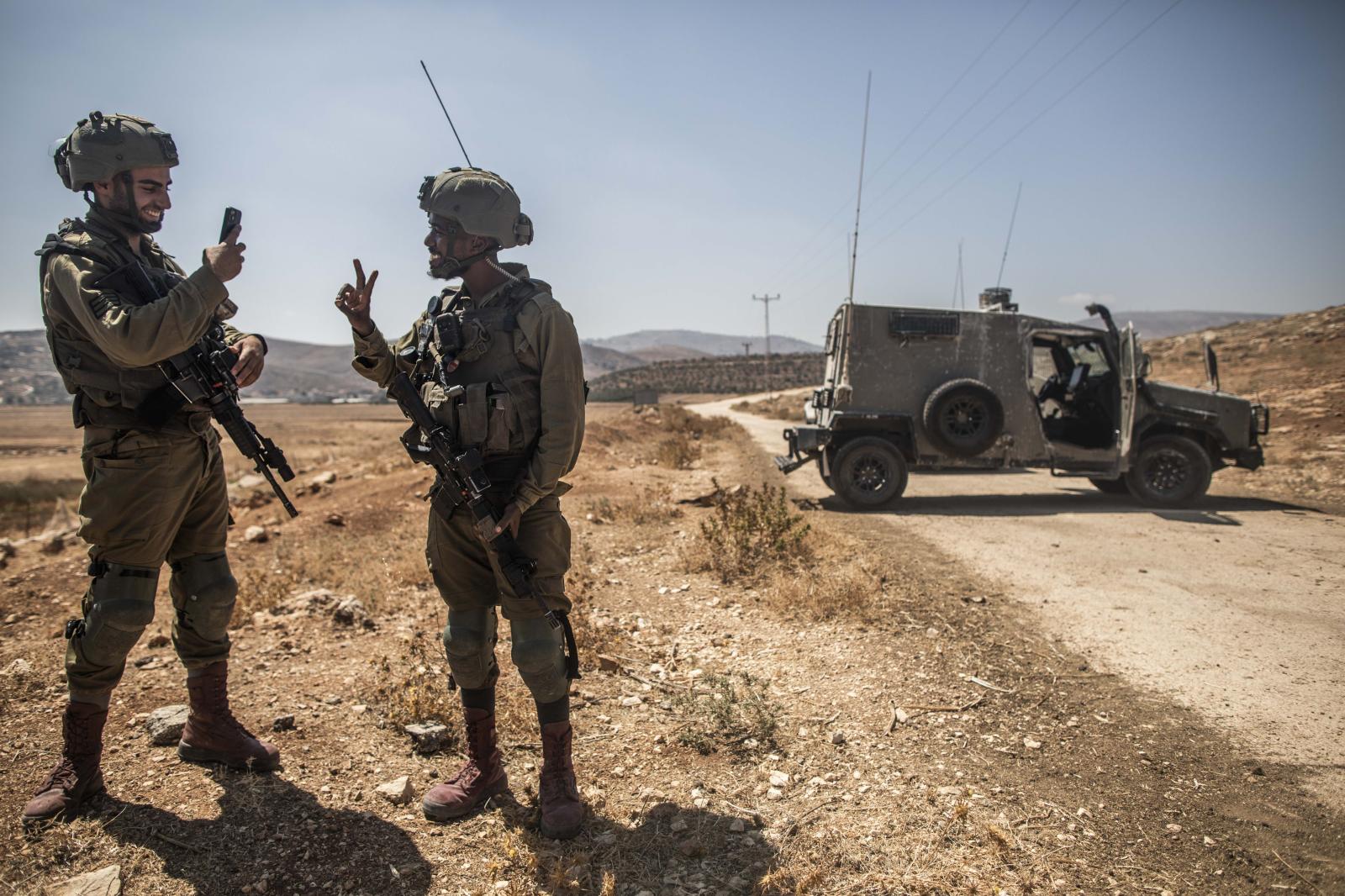Triangle of fire - Dos soldados del ejército israeli se hacen fotos...