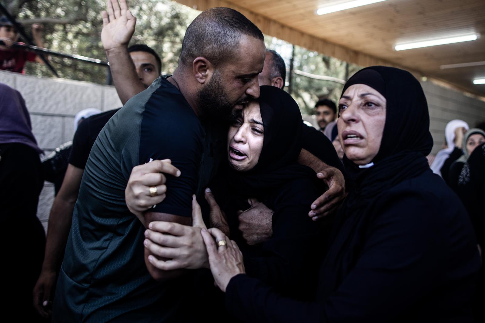Triangle of fire - La hermana de Mohammed Abu Assad durante su funeral,...