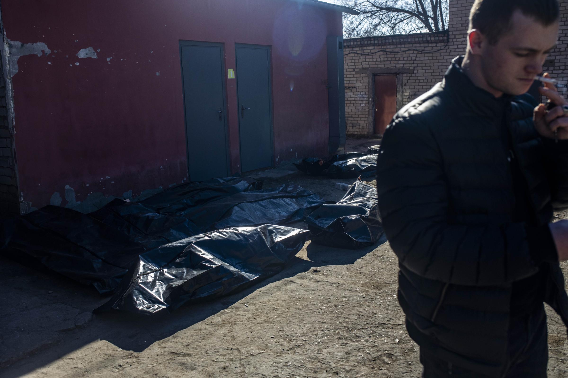 Ucrania - Entrance to the Mykolaiv morgue where bodies are piling...