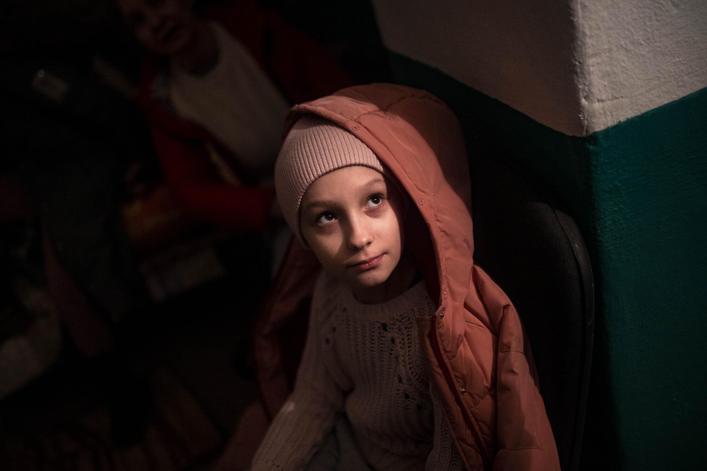 Ucrania - 7-year-old Olona in an old World War II shelter where she...