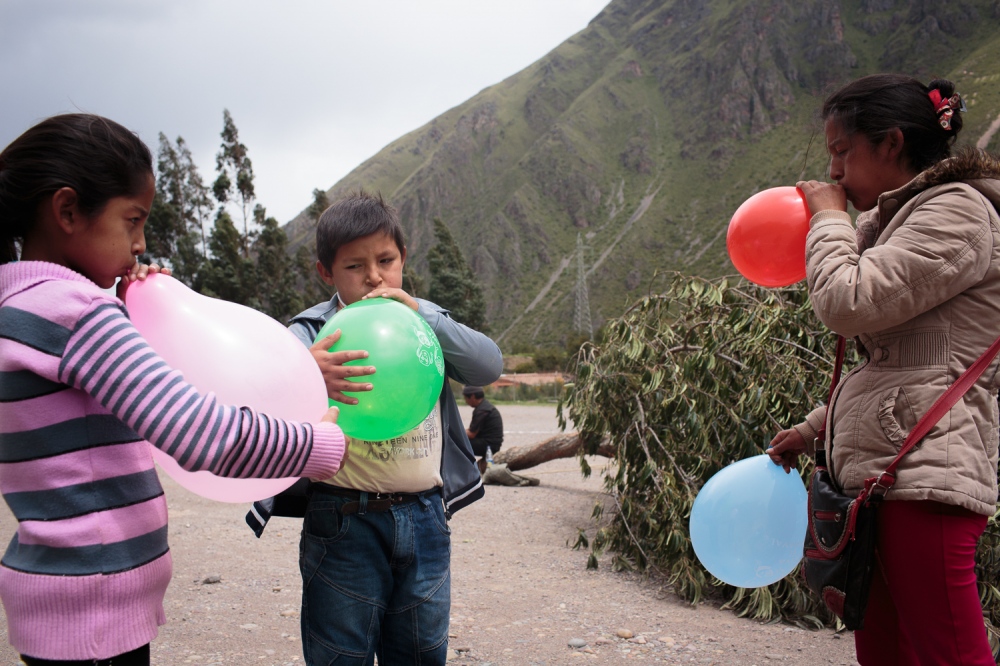 Chutanacuy!  -  Locals blow up balloons to decorate the chutanacuy tree...