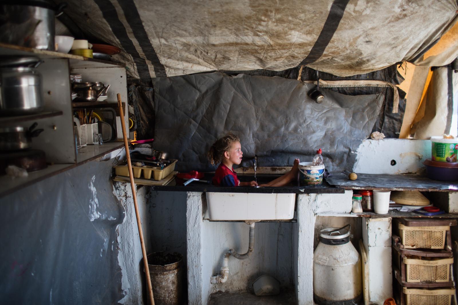 Communauté bédouine de Suzya en...ué à l’extérieur de la maison. 