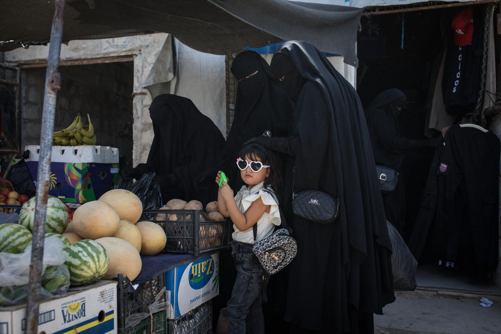 Syrie, Camp de Al Hol, le 4 sep... une fillette avec sa famille. 