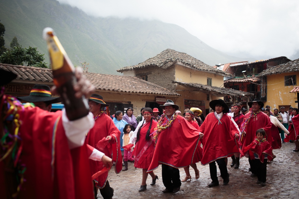 Chutanacuy!  -  Elder men and women from the south side of Ollantaytambo...