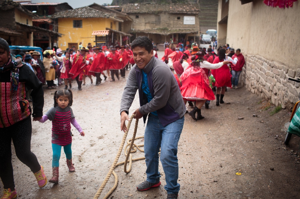 Chutanacuy!  -  The tug of war rope is prepared in the center of...