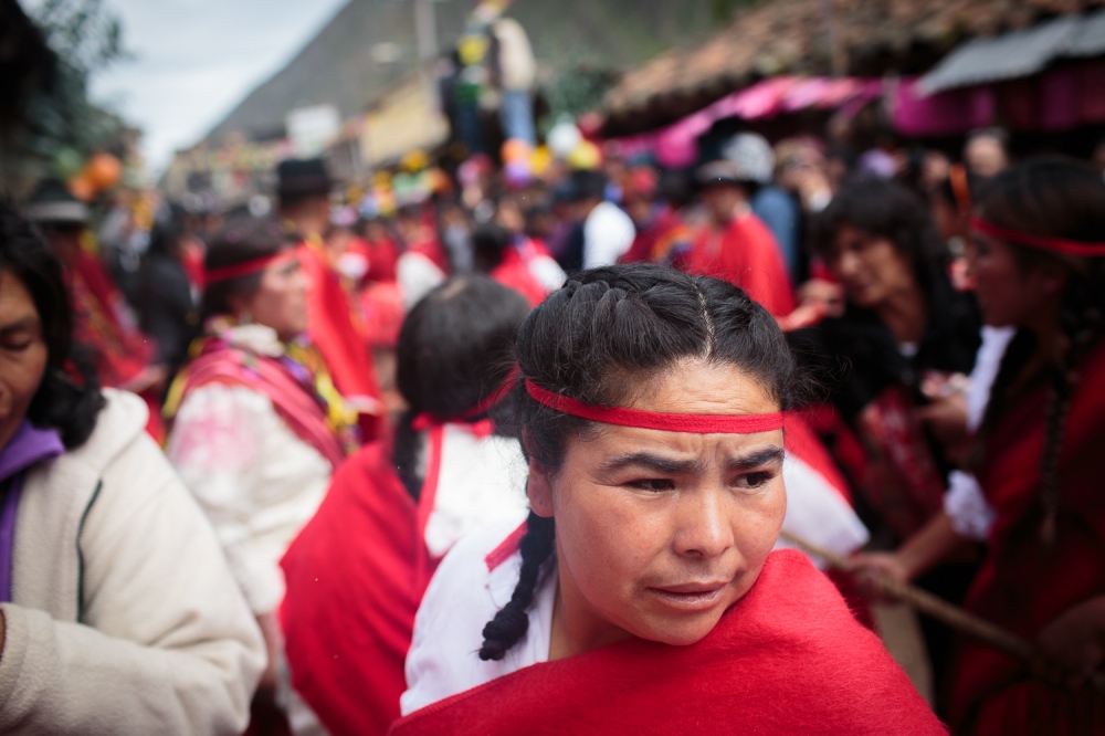 Chutanacuy!  -   A woman from the red team prepares for...